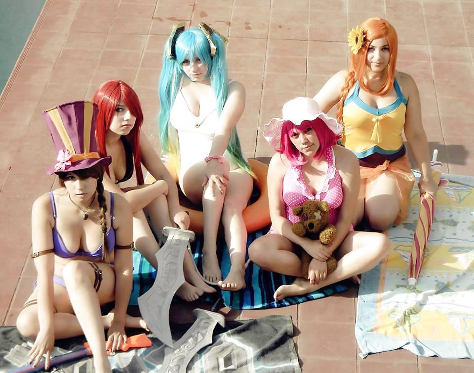 24P Pool Party - Cosplay