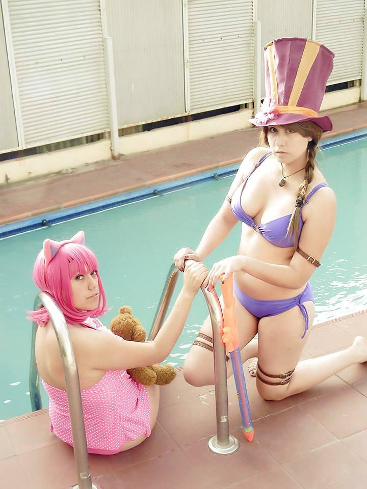 24P Pool Party - Cosplay