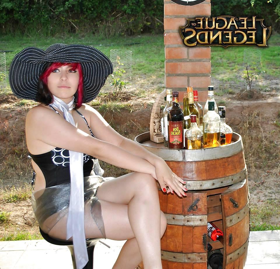 24P Pool Party - Cosplay