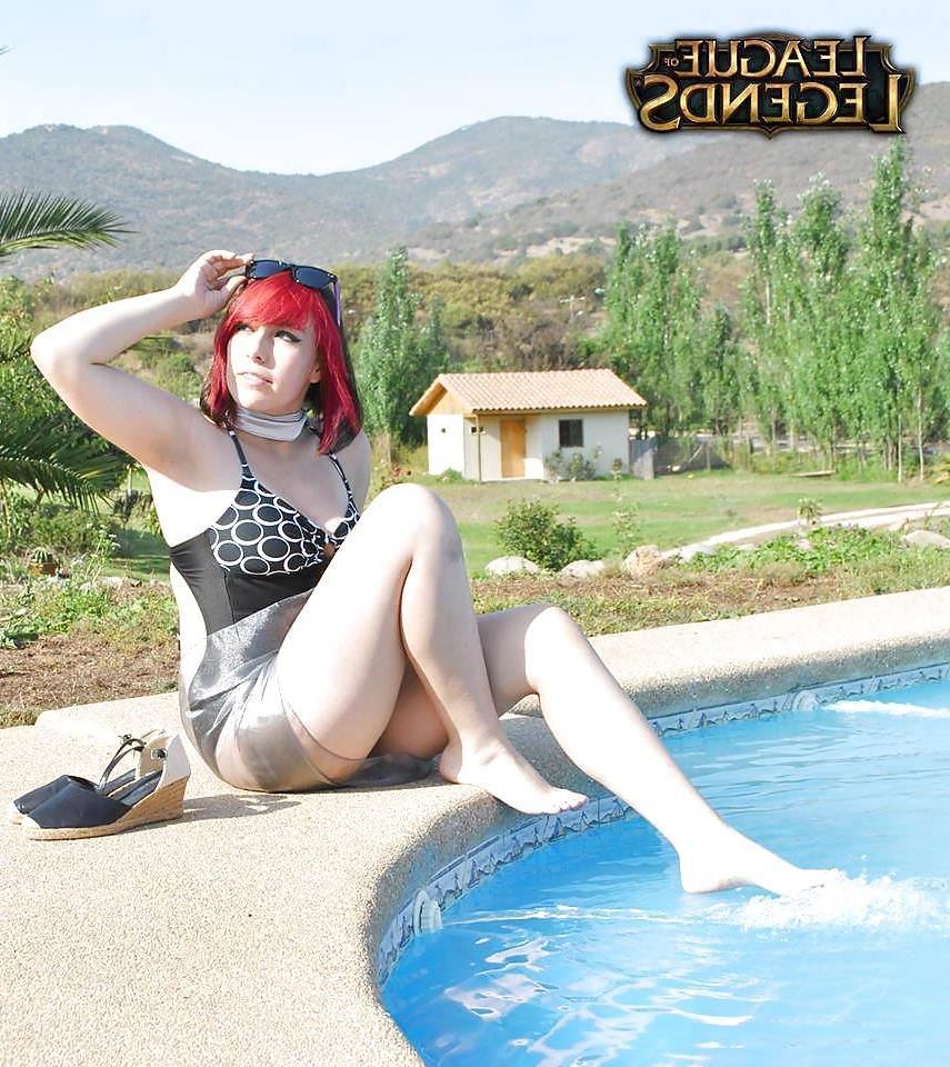 24P Pool Party - Cosplay