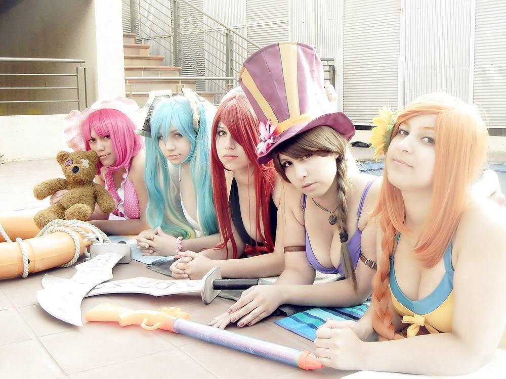 24P Pool Party - Cosplay