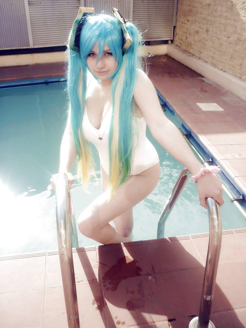 24P Pool Party - Cosplay