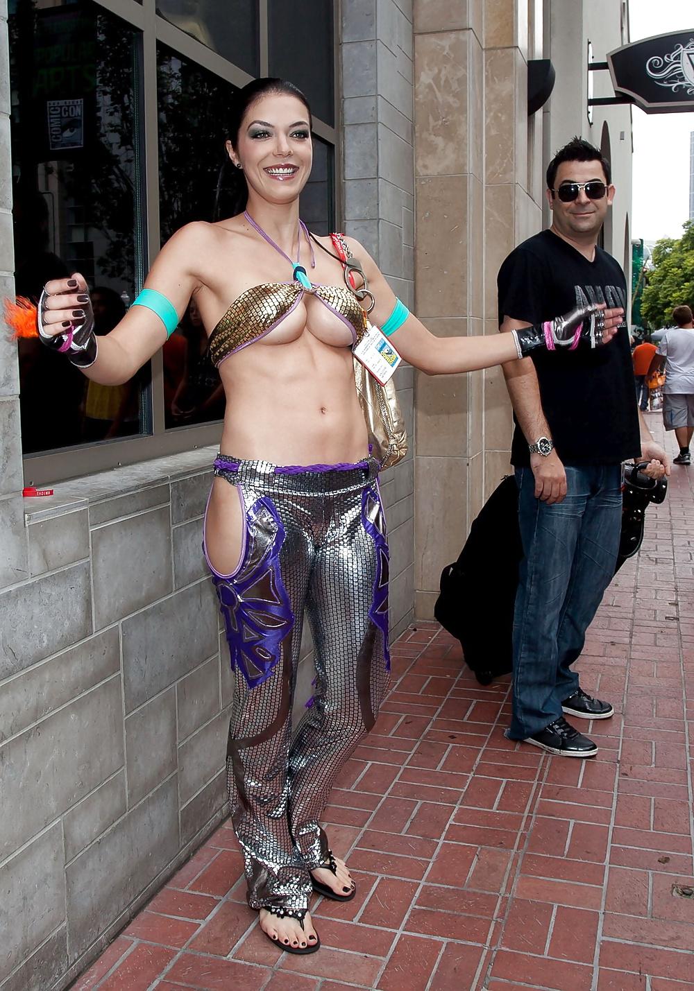 21P Cosplay nu et sexy 