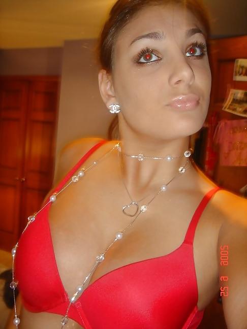 25P Hot teen Shows her Body