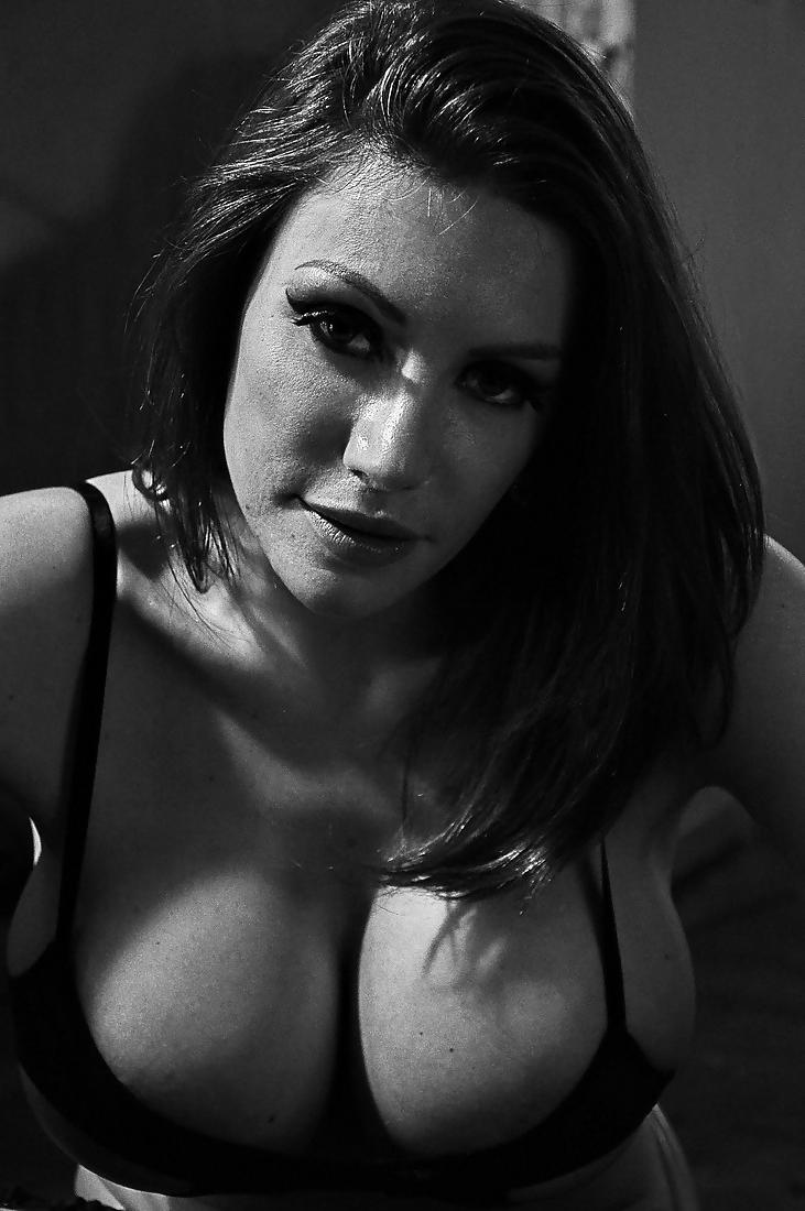 25P Clanddi H Jinkcego-French Busty Goddess