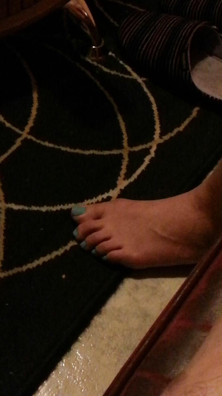 7P Nice wife blue toes -- les jolies pieds ongle bleu