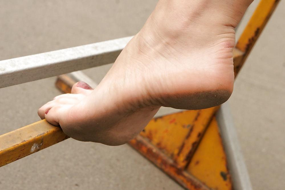 22P Girls  bare dirty feet  outdoor