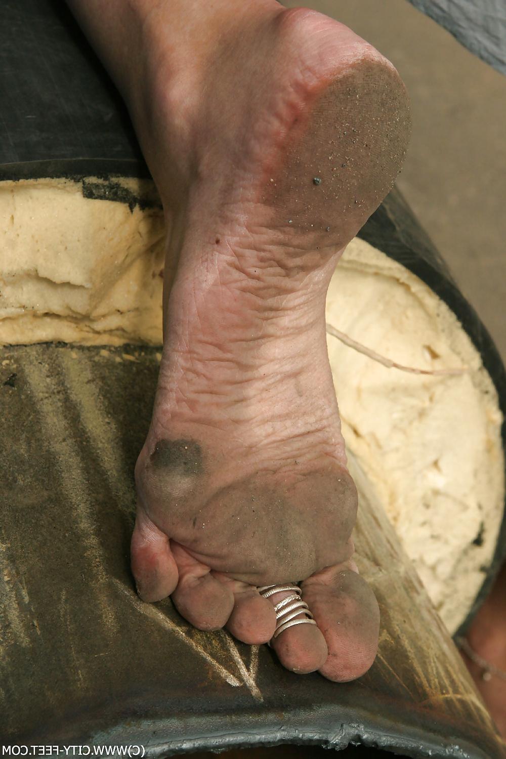 22P Girls  bare dirty feet  outdoor