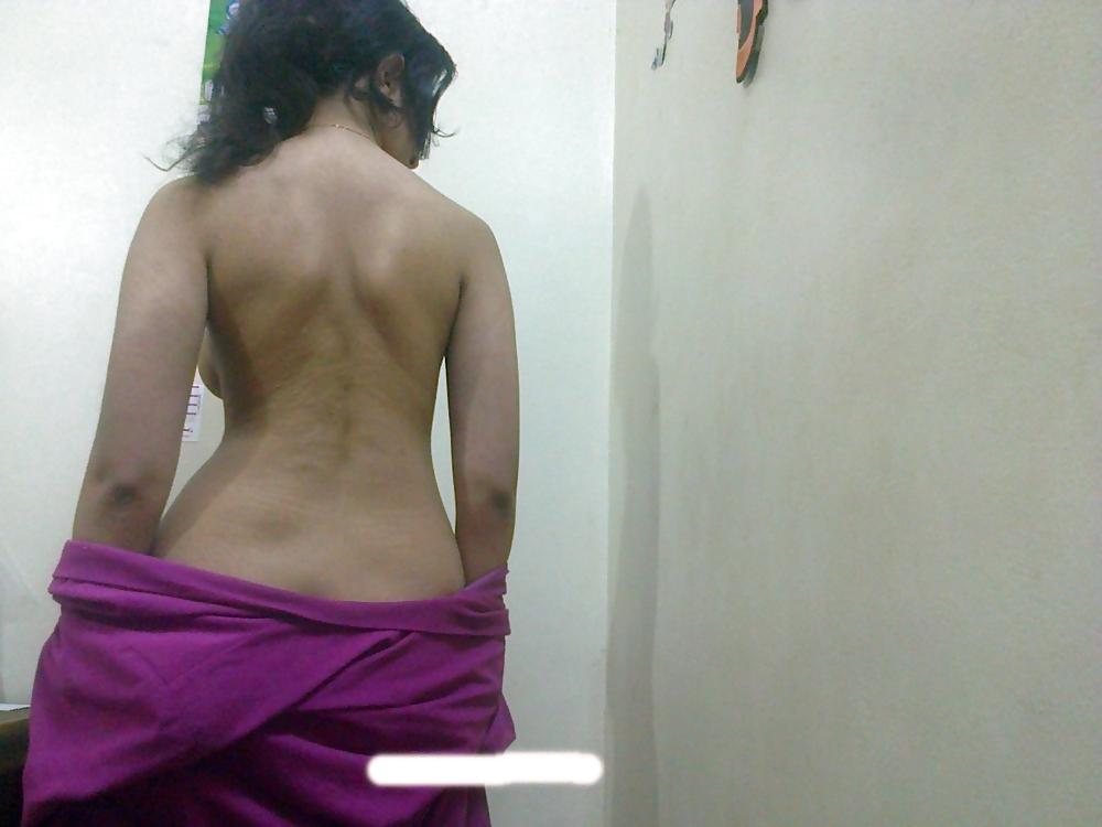 6P Pakistani Gal Exposing Her Assets 