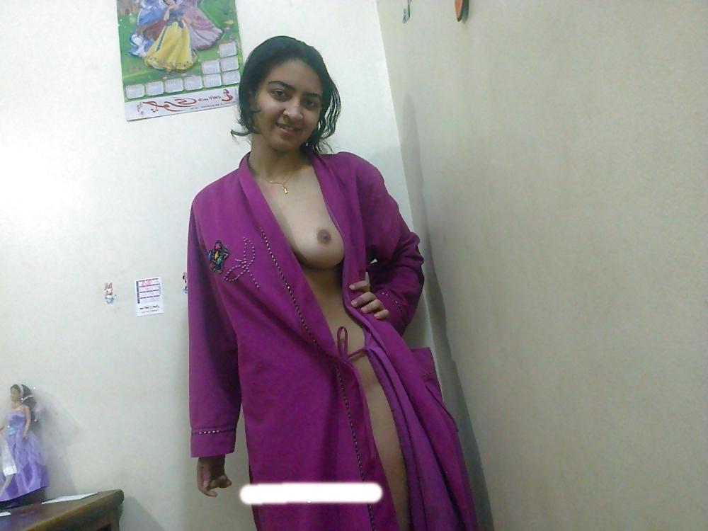 6P Pakistani Gal Exposing Her Assets 