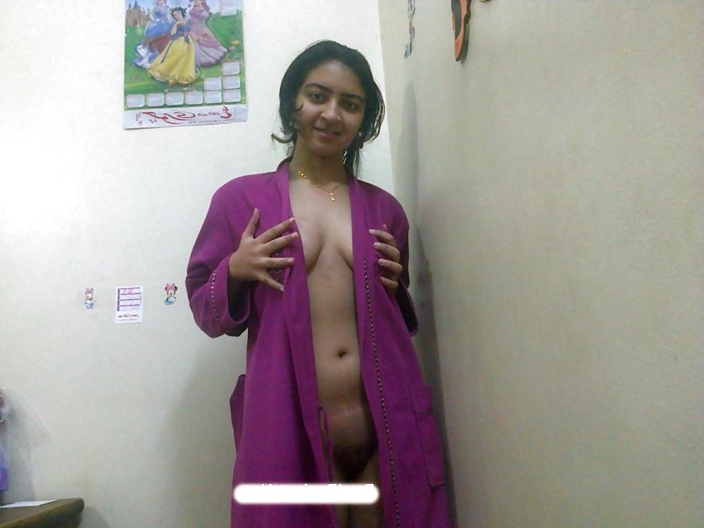 6P Pakistani Gal Exposing Her Assets 