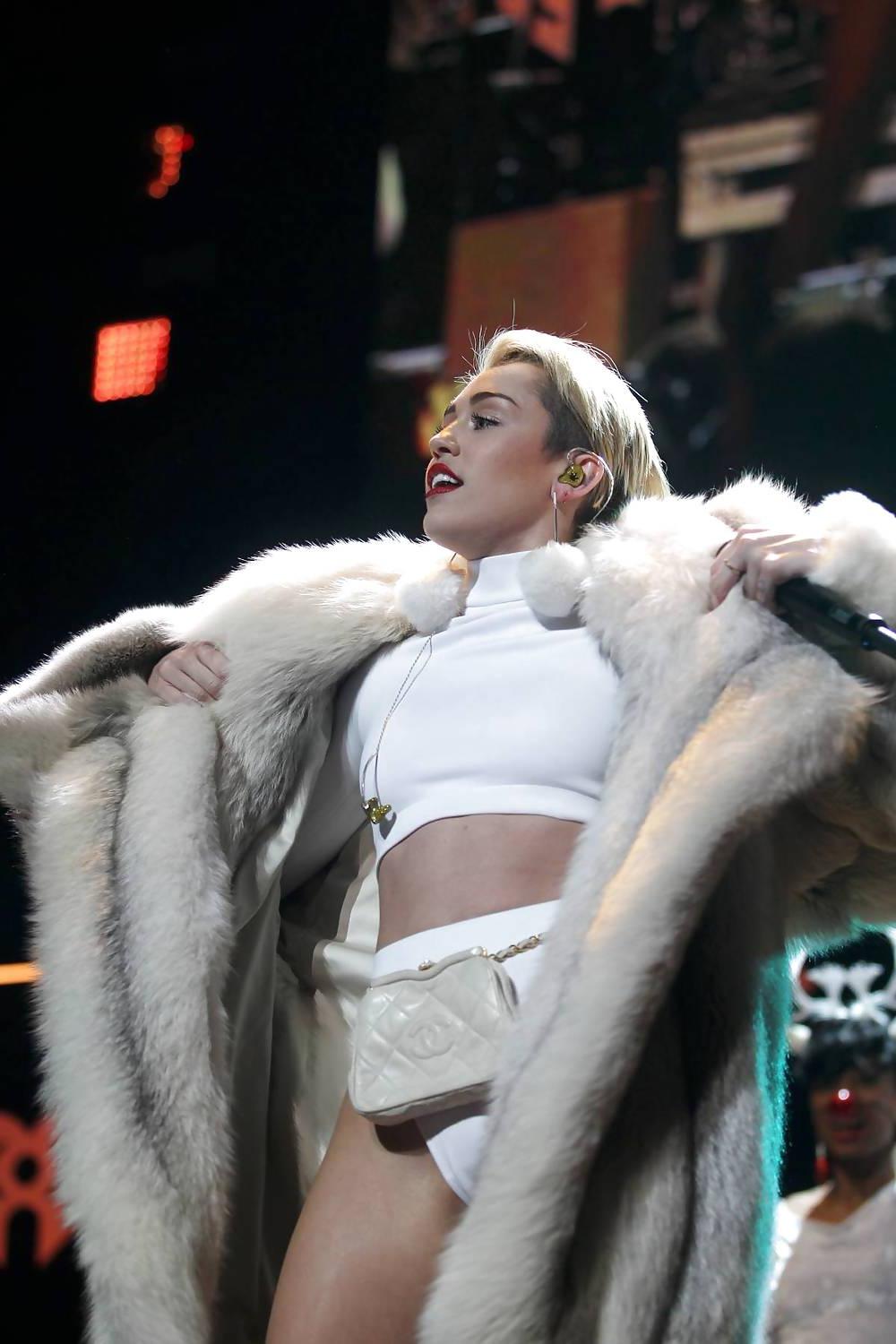 24P Miley Cyrus - This Slut needs a hard Fuck