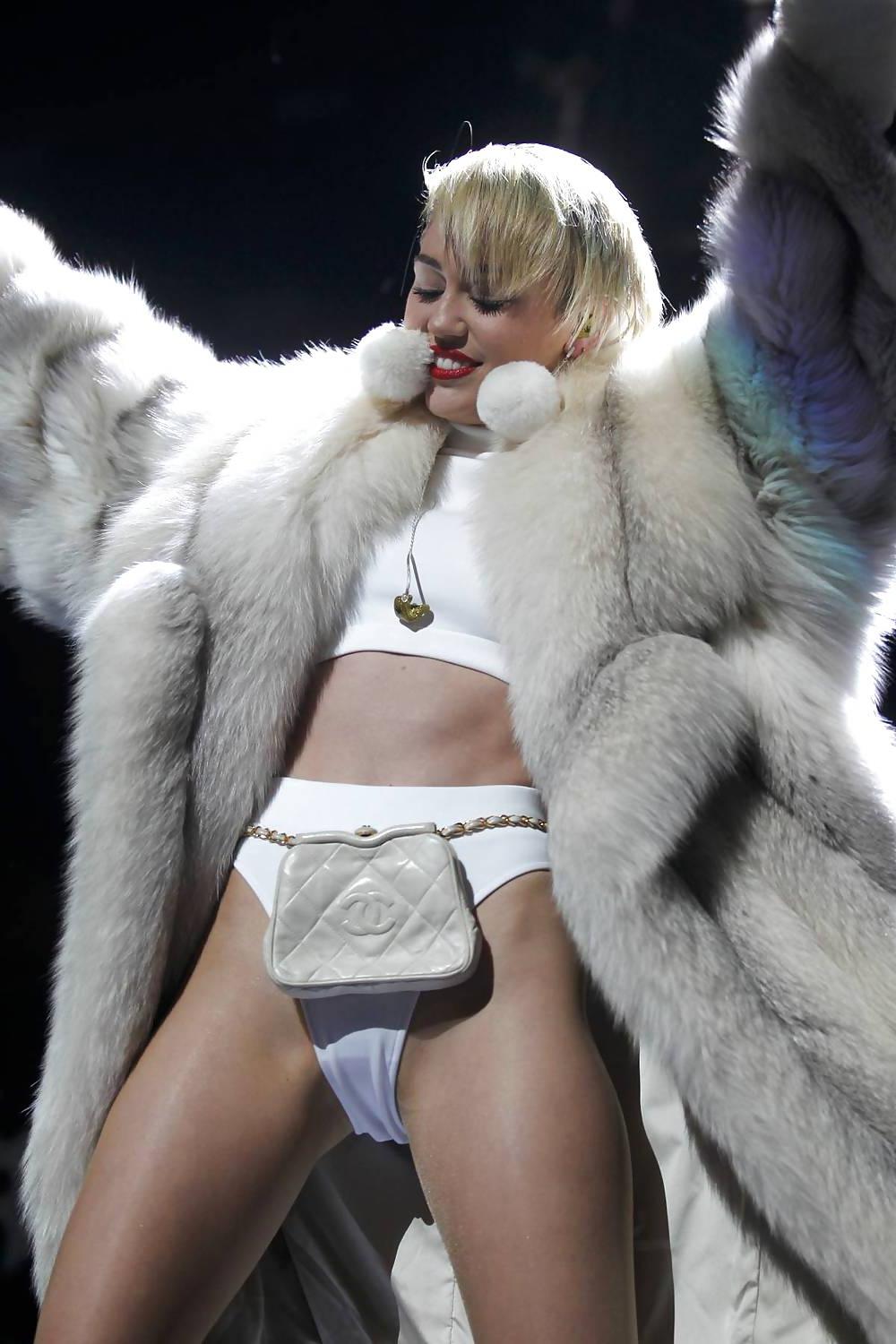 24P Miley Cyrus - This Slut needs a hard Fuck