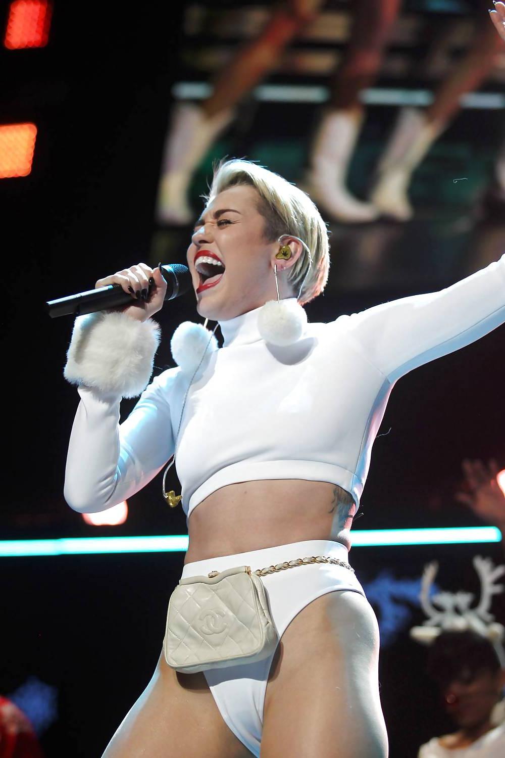 24P Miley Cyrus - This Slut needs a hard Fuck