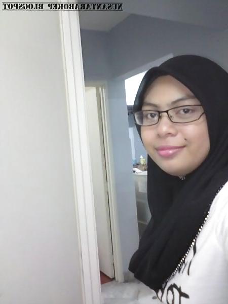 6P Malay- awek tudung pakai cermin mata
