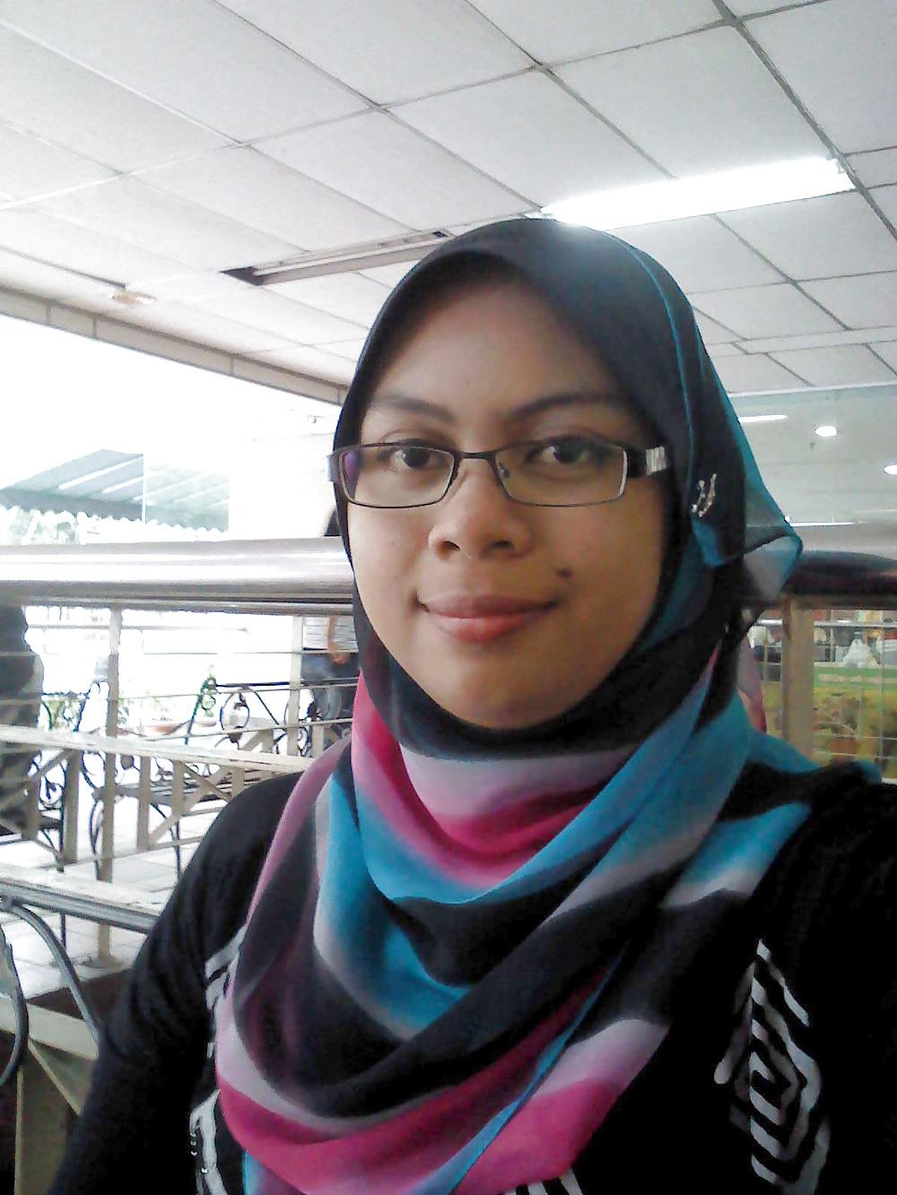 6P Malay- awek tudung pakai cermin mata
