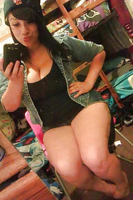 20P Busty Amatuer 32
