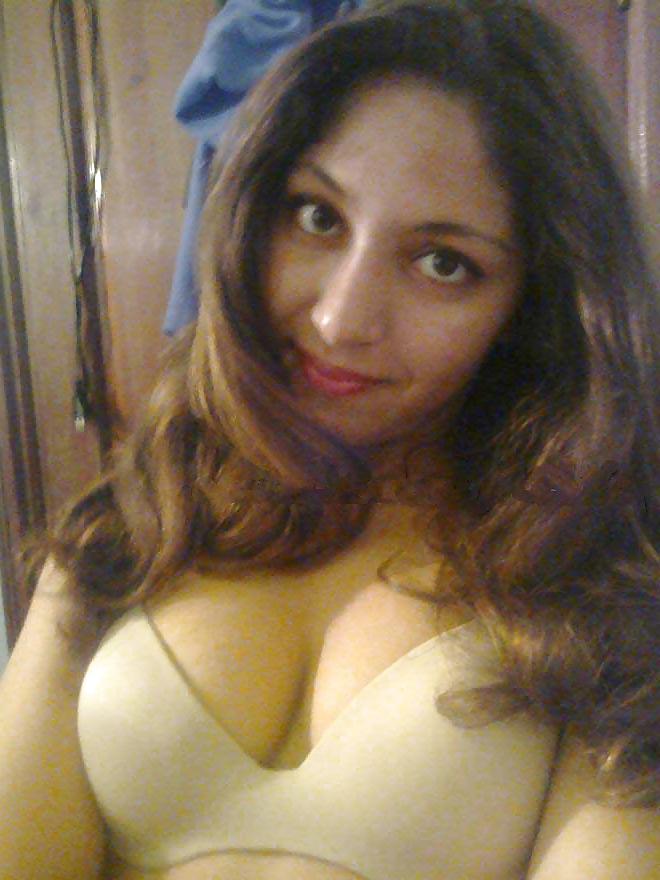 14P Sexy Moroccan girl showing off her body