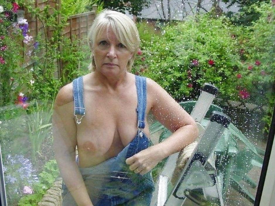 25P She Has Only One Breast Out 5