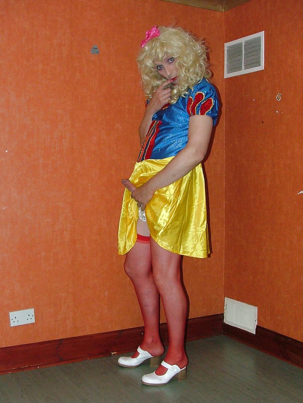 25P Snow White Getting Dirty