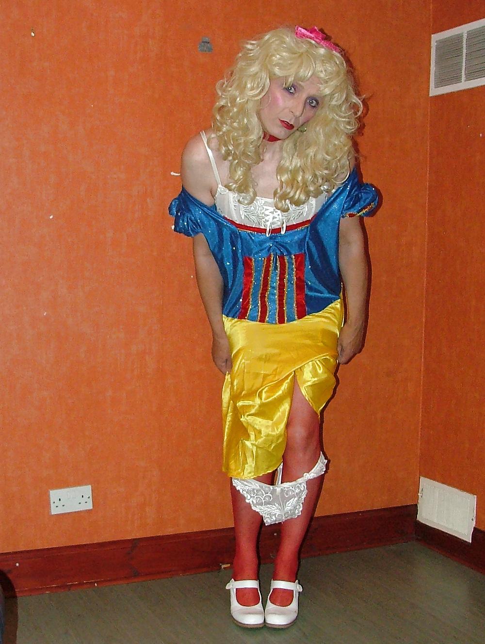 25P Snow White Getting Dirty