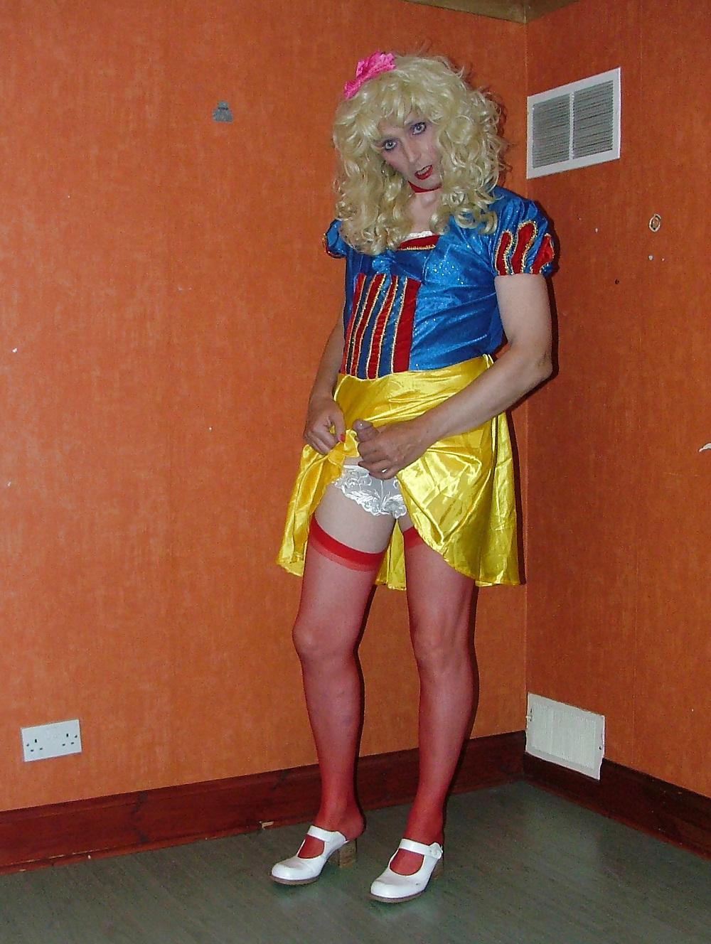 25P Snow White Getting Dirty