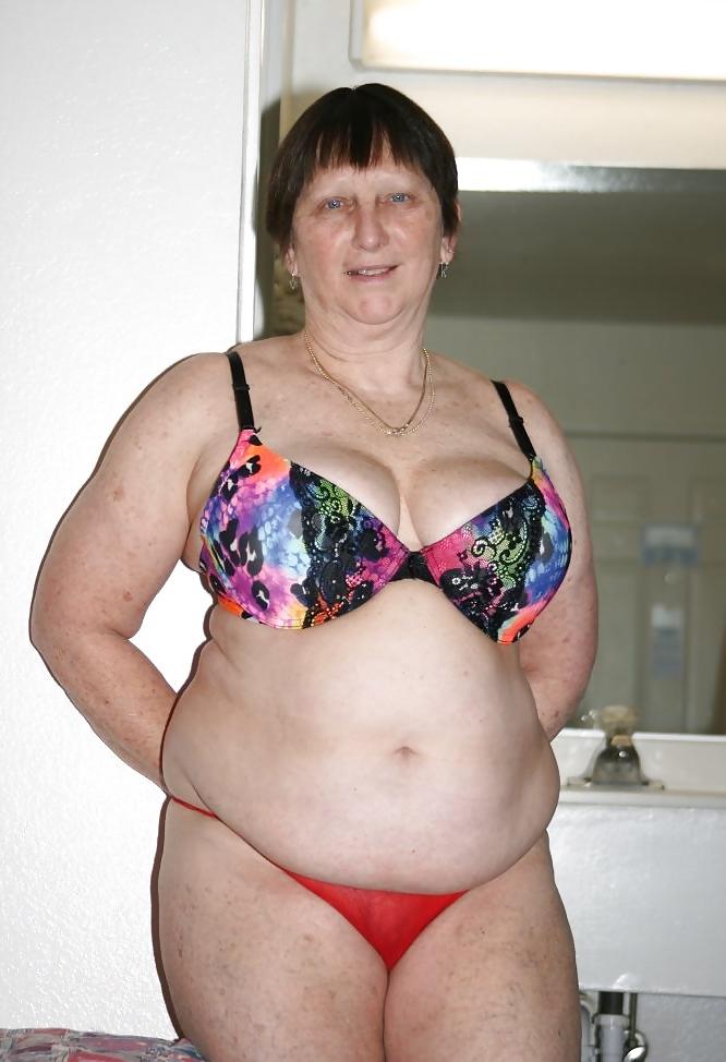8P beautiful mature woman showing her body