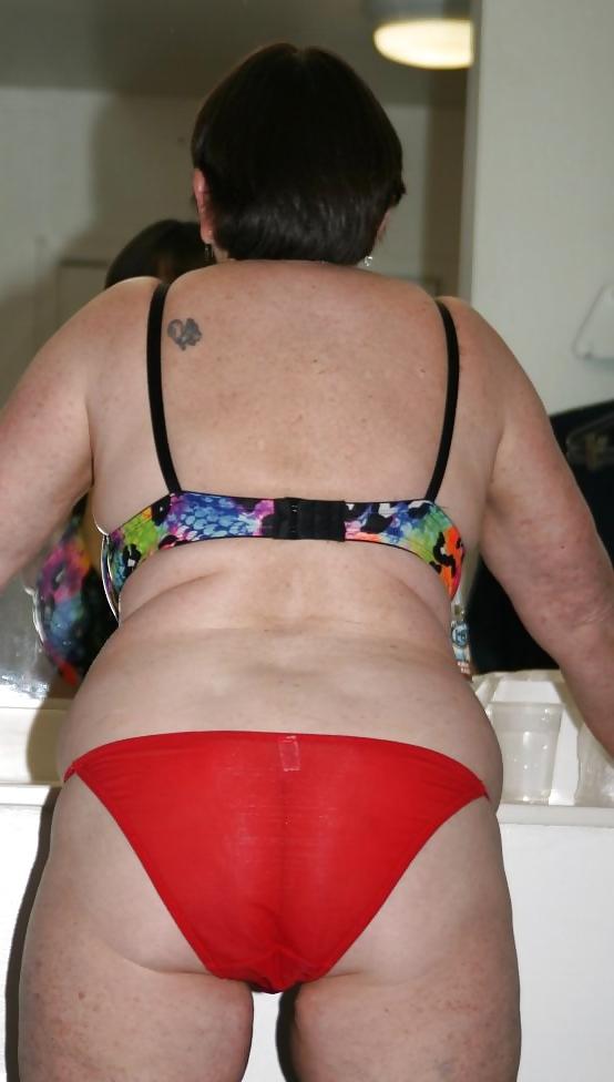 8P beautiful mature woman showing her body