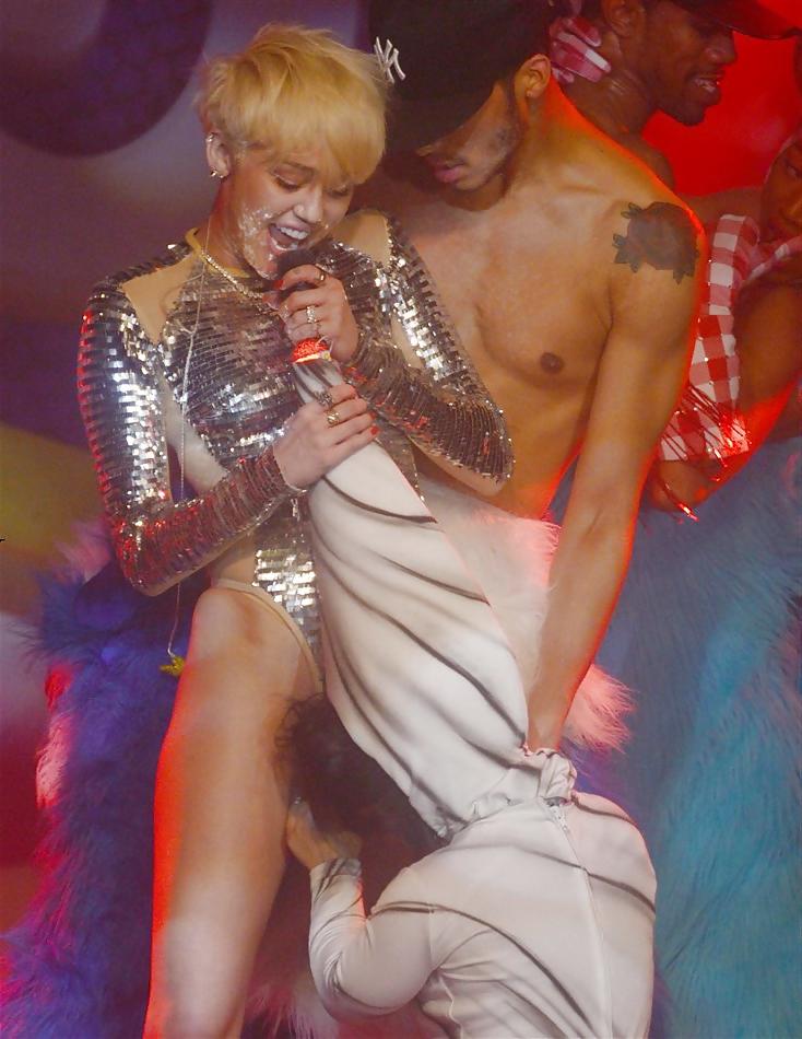 9P Miley Cyrus Performs Fellatio And Rides A Sex Toy On Stage