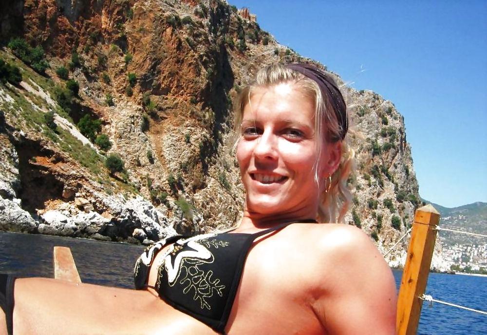 25P Private Pics - Horny blonde German shows her perfect body