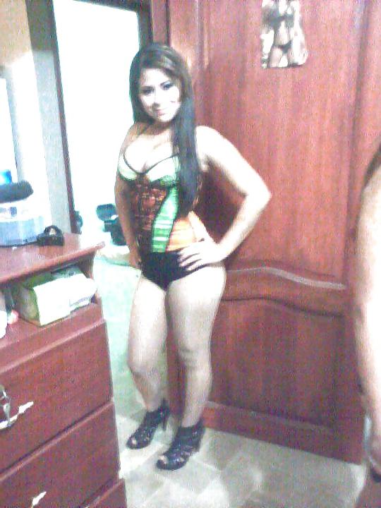 25P Latinas sexys in pantyhose