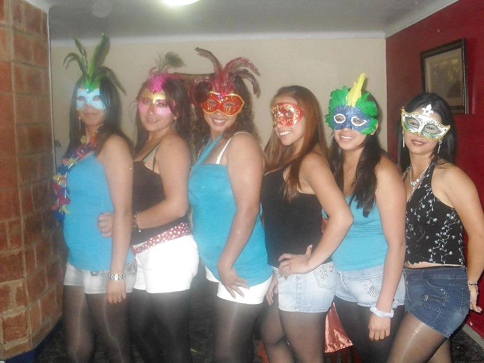 25P Latinas sexys in pantyhose