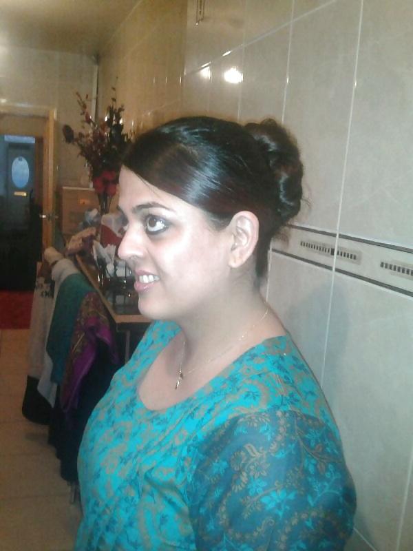 18P Hot Pakistani Mum Big Tits