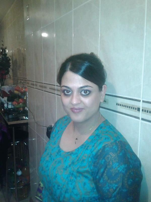 18P Hot Pakistani Mum Big Tits