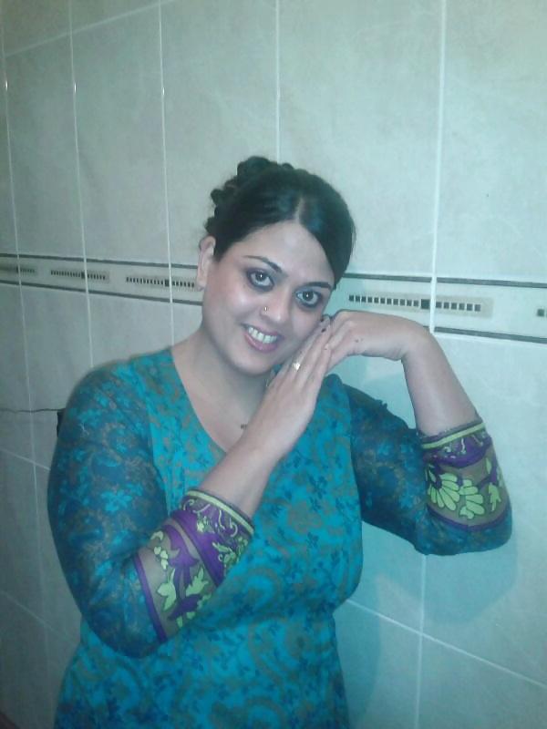 18P Hot Pakistani Mum Big Tits