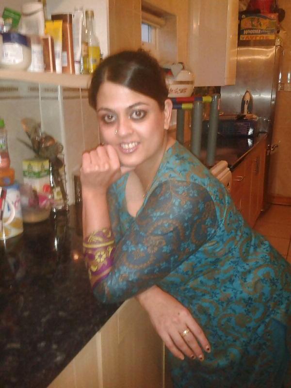 18P Hot Pakistani Mum Big Tits
