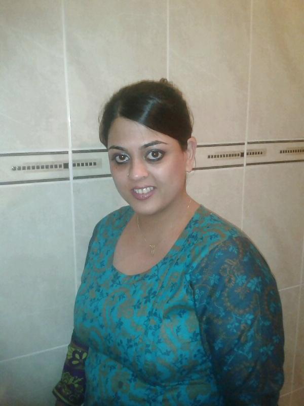 18P Hot Pakistani Mum Big Tits