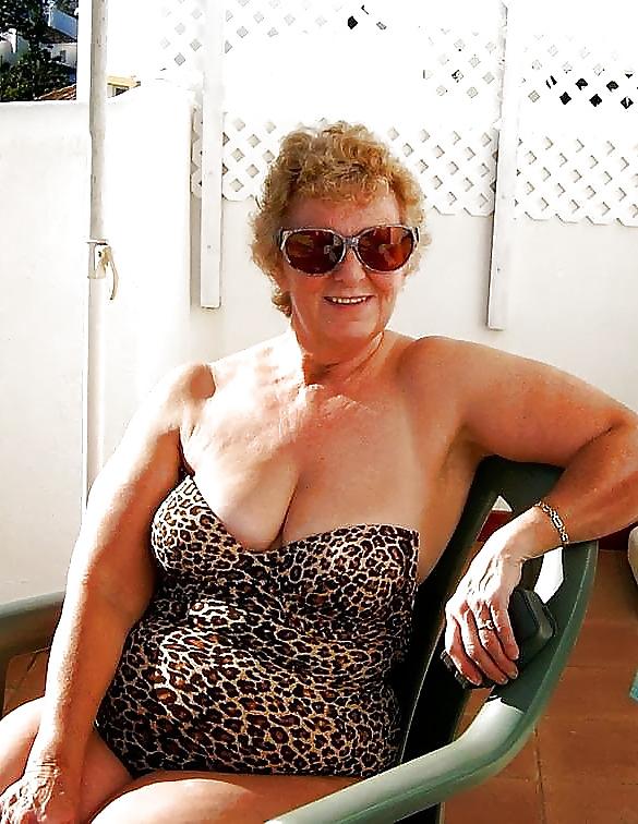 25P Hot Matures & Grannies in swimsuits!
