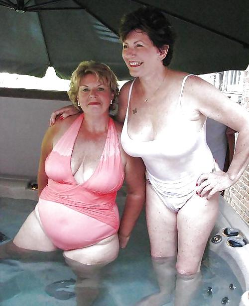 25P Hot Matures & Grannies in swimsuits!