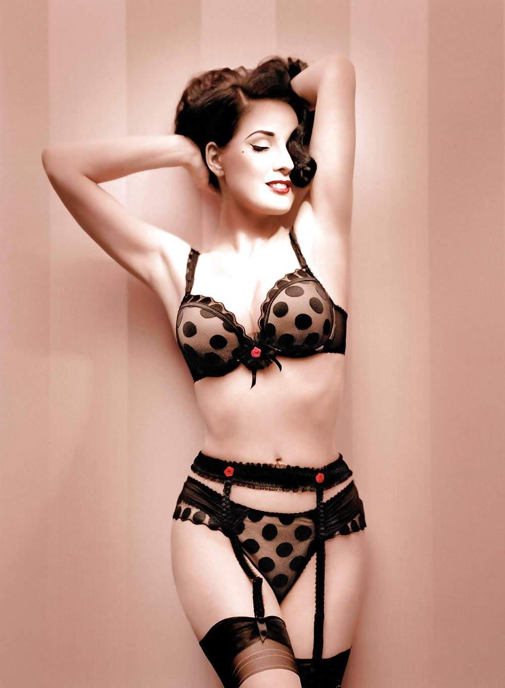 7P Sensual, elegant, black and white