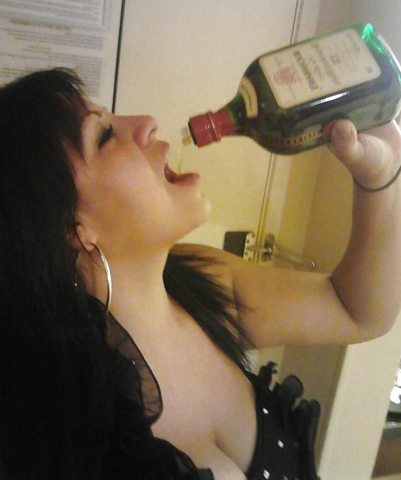 16P Busty Latino Milf