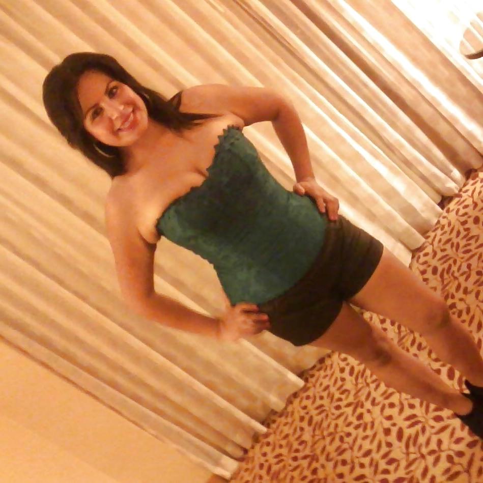 16P Busty Latino Milf