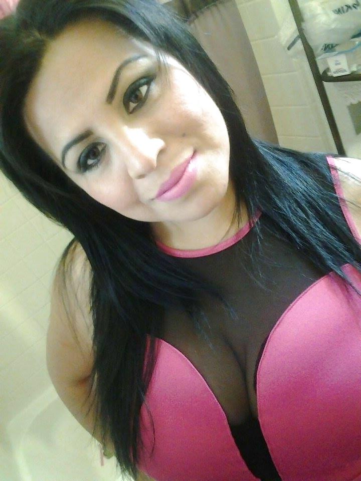 16P Busty Latino Milf