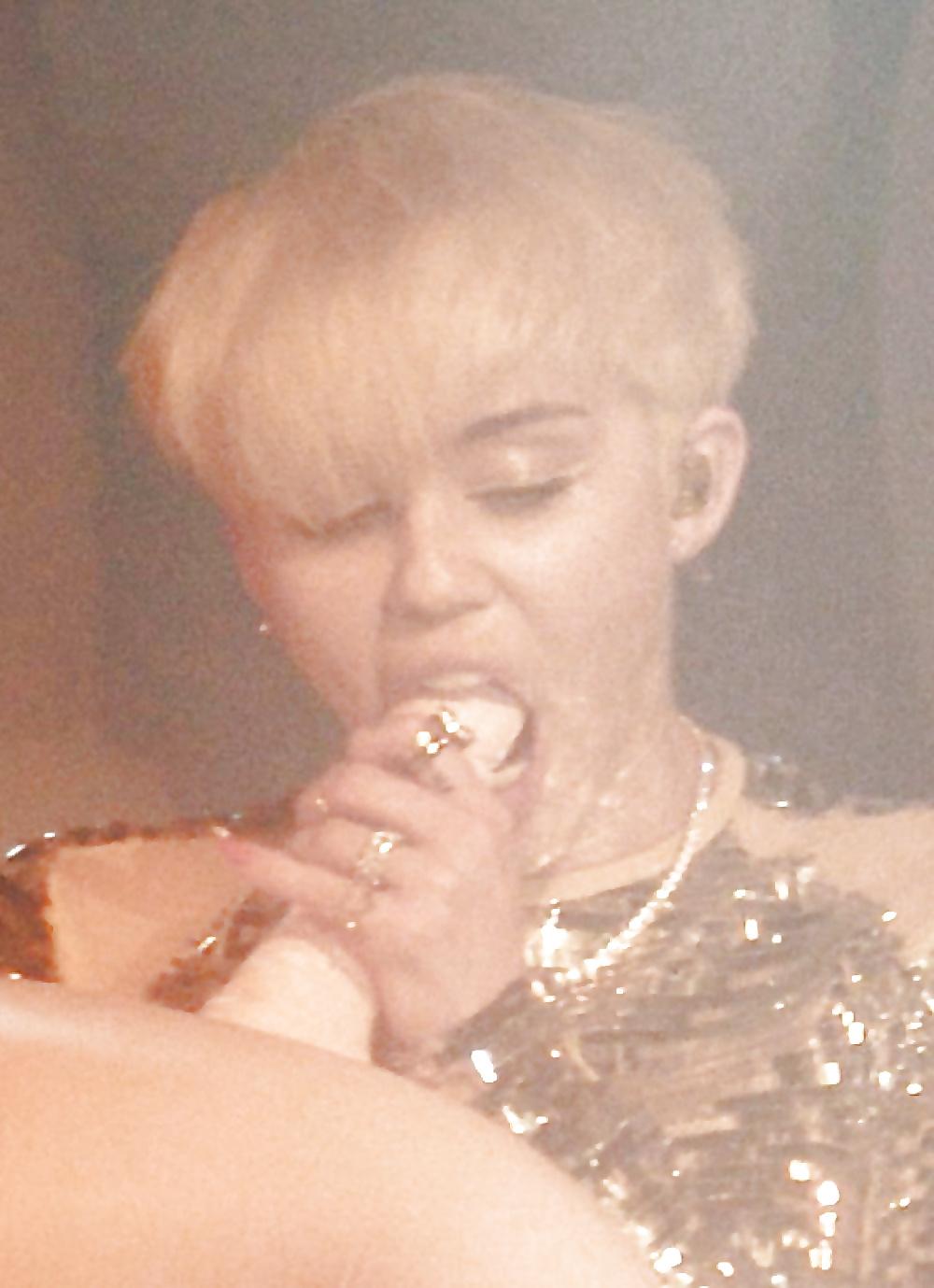 5P MILEY CYRUS SUCKING DICK ON STAGE