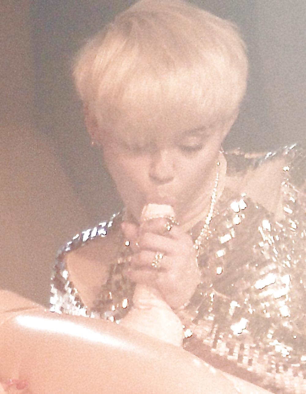 5P MILEY CYRUS SUCKING DICK ON STAGE
