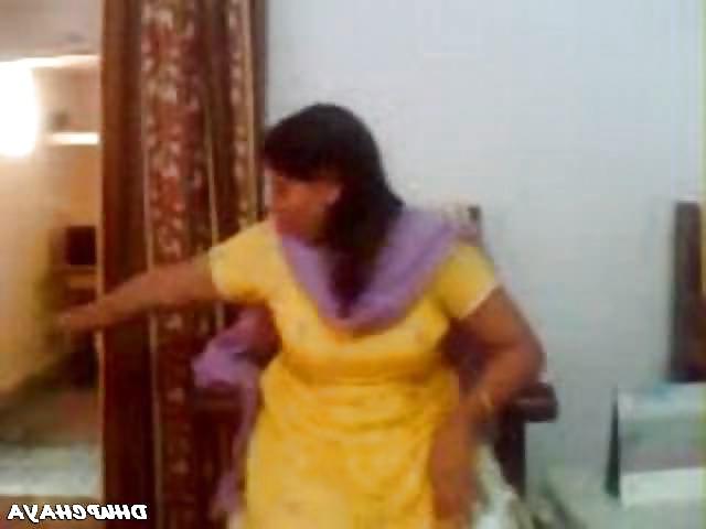 22P Pakistani women exposed her boobs to me