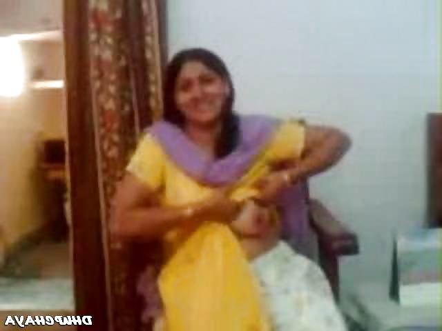 22P Pakistani women exposed her boobs to me