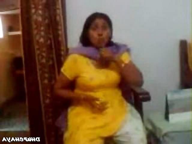 22P Pakistani women exposed her boobs to me