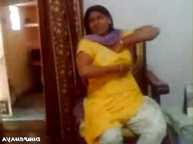 22P Pakistani women exposed her boobs to me