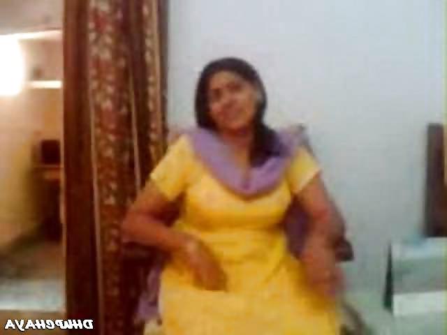 22P Pakistani women exposed her boobs to me
